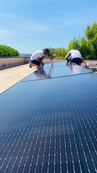Un technicien ECOWATT-OCCITANIE en train d'installer des panneaux solaires sur un toit dans le Gard.
