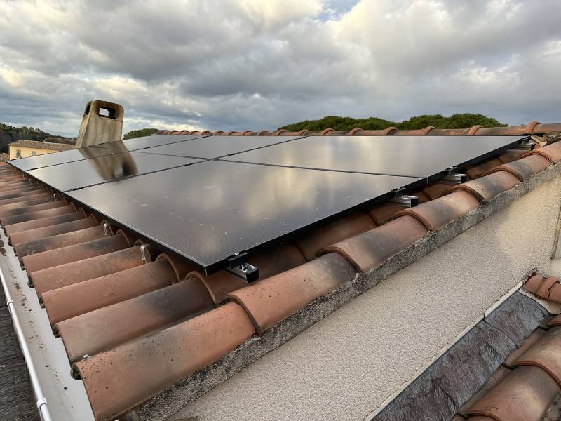 Installation de panneaux photovoltaïques sur une toiture tuiles en autoconsommation à Nîmes dans le Gard