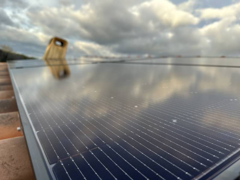 Pose de panneaux photovoltaïques sur un toit en tuiles avec batteries de stockage pour une autonomie énergétique sur Nîmes dans le Gard